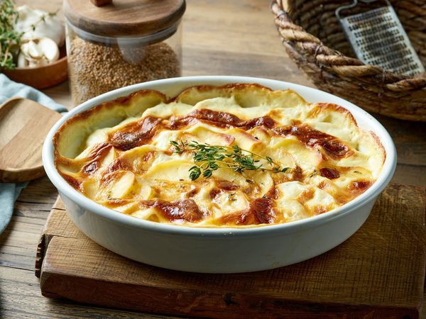 Comment faire un gratin de courgettes à la tomate sans fromage pour un plat végétarien léger?
